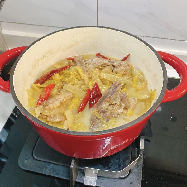 酸菜炖排骨，酸菜炖排骨好吃吗（好吃下饭的排骨炖酸菜）