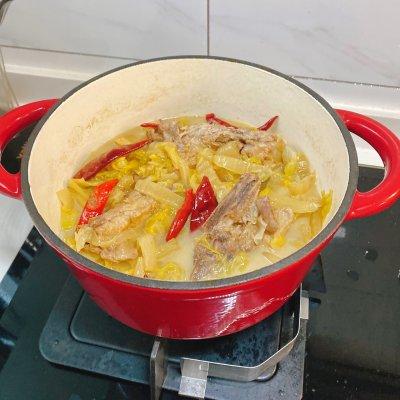 酸菜炖排骨，酸菜炖排骨好吃吗（好吃下饭的排骨炖酸菜）