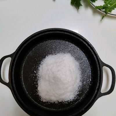 盐焗蛏子的做法，铁板盐焗蛏子怎么做（#夏日开胃餐#丰富餐桌味之盐焗海蛏）