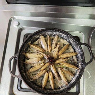 盐焗蛏子的做法，铁板盐焗蛏子怎么做（#夏日开胃餐#丰富餐桌味之盐焗海蛏）