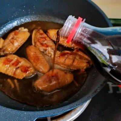 可乐鸡翅的材料，可乐鸡翅的做法和步骤家常材料（超简单又好味的丰富餐桌味③～可乐鸡翅）