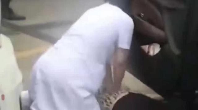 女子倒车撞死丈夫，女子指导丈夫货车倒车被压身亡（江苏女司机倒车撞倒丈夫夹死自己）