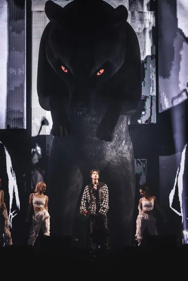 爱豆 黄明昊 若芽色终会铺成海.，微信头像，爱豆 黄明昊 若芽色终会铺成海.（请爱豆们住在舞台上）