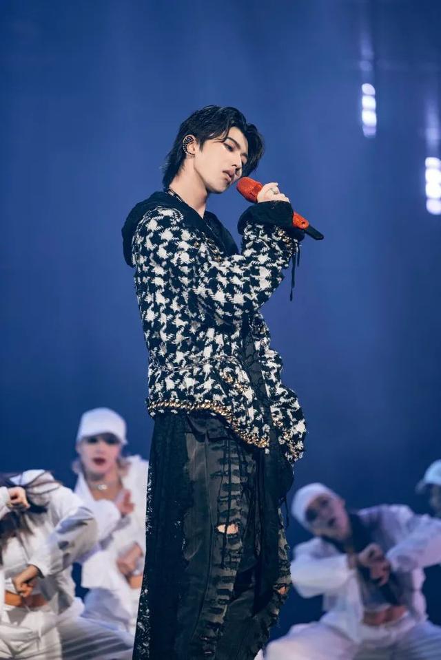 爱豆 黄明昊 若芽色终会铺成海.，微信头像，爱豆 黄明昊 若芽色终会铺成海.（请爱豆们住在舞台上）