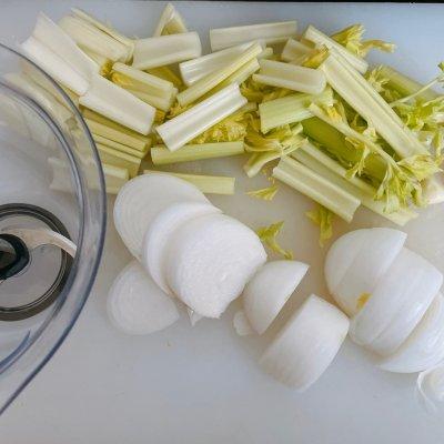 咖喱是什么做的，咖喱用什么材料做的（咖喱用什么材料做的好）