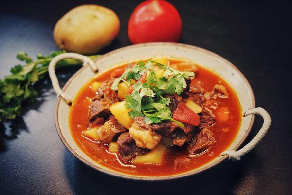 番茄牛肉煲的做法，番茄牛肉煲的做法步骤（西红柿<番茄>炖牛腩）