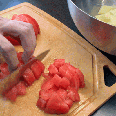 番茄牛肉煲的做法，番茄牛肉煲的做法步骤（西红柿<番茄>炖牛腩）