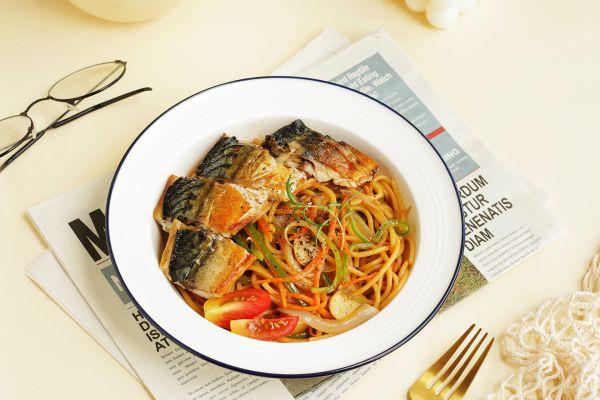 挪威青花鱼的做法，挪威青花鱼营养成分（盐烤青花鱼意面）