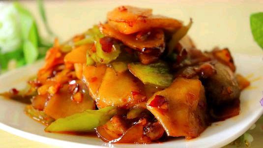 制作干土豆片的方法，干土豆片怎么做好吃法（学会再也不用去外面吃了）