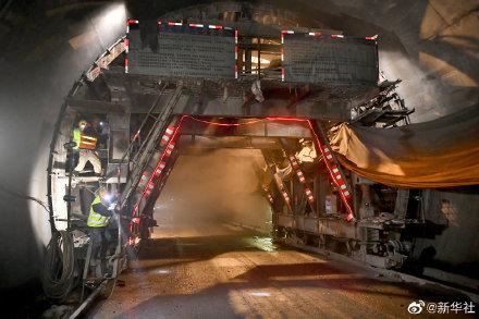 昌都到拉萨怎么走，昌都到拉萨走317还是318（入藏第一险夏贡拉山隧道明年建成）