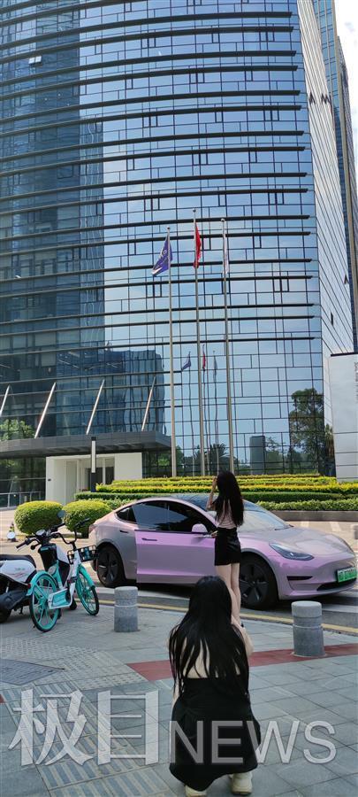 鸿星尔克总部在哪里，鸿星尔克是国产吗（总部大楼门口网红扎堆直播）