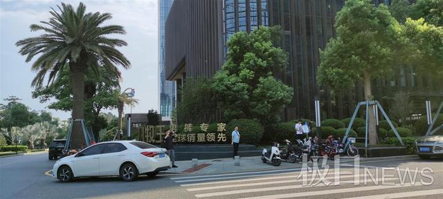 鸿星尔克总部在哪里，鸿星尔克是国产吗（总部大楼门口网红扎堆直播）