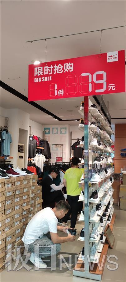 鸿星尔克总部在哪里，鸿星尔克是国产吗（总部大楼门口网红扎堆直播）