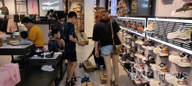 鸿星尔克总部在哪里，鸿星尔克是国产吗（总部大楼门口网红扎堆直播）