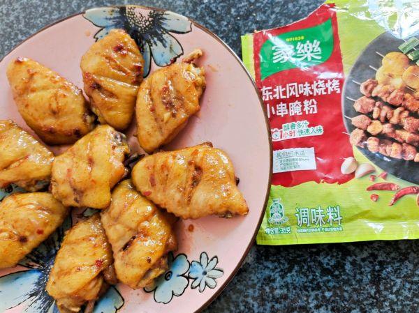 烧烤鸡翅怎么腌制，炭火烧烤鸡翅怎样腌制（#饕餮美味视觉盛宴#烤鸡翅）