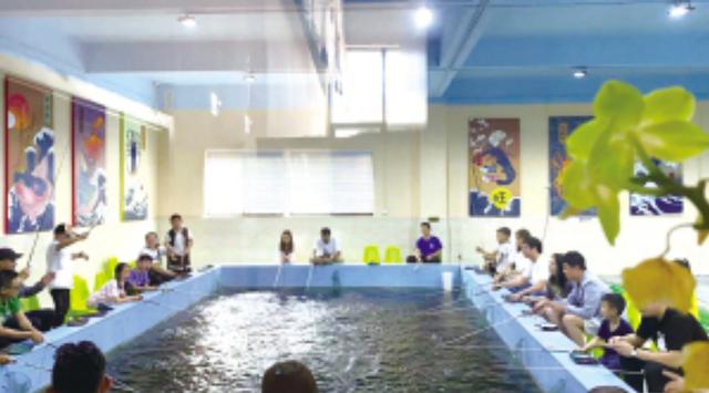 开钓虾场要准备什么，开钓虾场要准备什么材料（昆明年轻人中渐渐兴起钓虾）