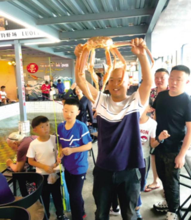 开钓虾场要准备什么，开钓虾场要准备什么材料（昆明年轻人中渐渐兴起钓虾）