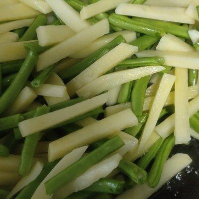 土豆烧刀豆的做法，土豆烧刀豆的做法 上海菜（有一种乡愁叫#饕餮美味视觉盛宴#刀豆土豆）