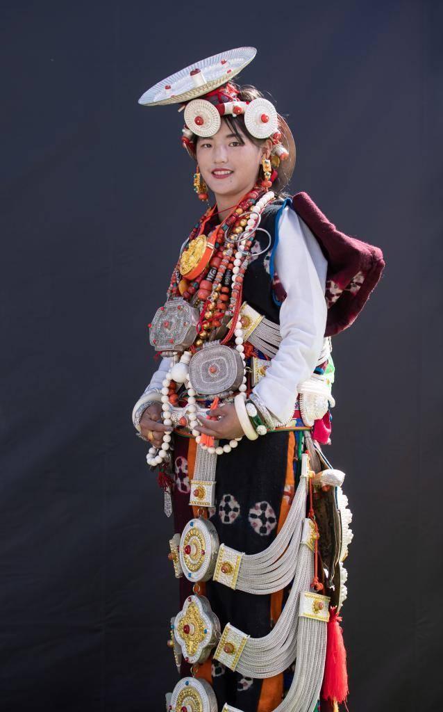 藏族服饰，藏族服饰图片（扎坝女性传统藏族服饰）