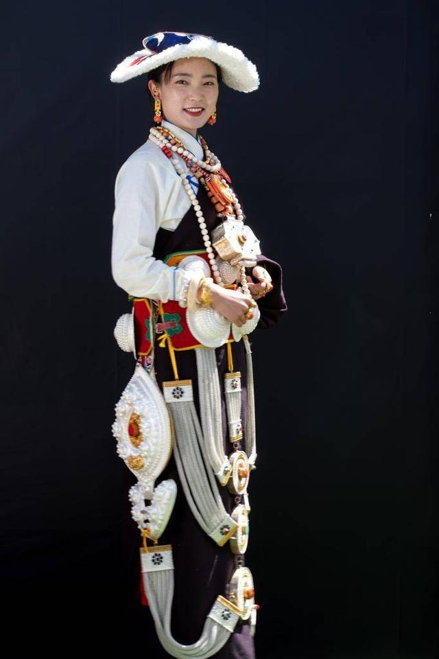 藏族服饰，藏族服饰图片（扎坝女性传统藏族服饰）