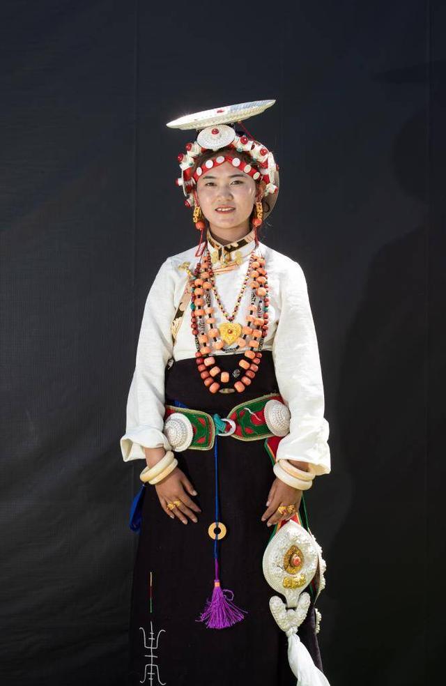 藏族服饰，藏族服饰图片（扎坝女性传统藏族服饰）