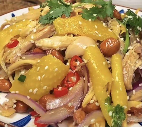 怎么做手撕盐焗鸡，如何凉拌手撕盐焗鸡（广式盐焗手撕鸡——这样做肉质更鲜嫩）