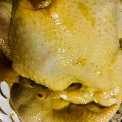 怎么做手撕盐焗鸡，如何凉拌手撕盐焗鸡（广式盐焗手撕鸡——这样做肉质更鲜嫩）