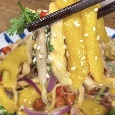 怎么做手撕盐焗鸡，如何凉拌手撕盐焗鸡（广式盐焗手撕鸡——这样做肉质更鲜嫩）