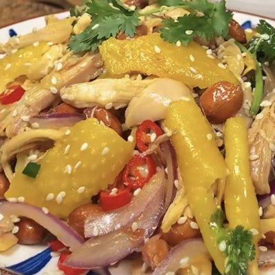 怎么做手撕盐焗鸡，如何凉拌手撕盐焗鸡（广式盐焗手撕鸡——这样做肉质更鲜嫩）