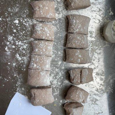 黑馒头是什么面做的，黑色馒头是啥面（三分钟做好黑面馒头）