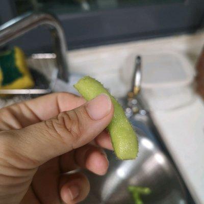 大头虾怎么做好吃，冰鲜大头虾怎么做好吃（青花椒辣卤毛豆大头虾）