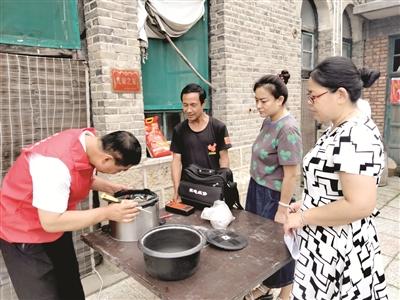 家电义务维修新闻稿 家电维修进家门 志愿服务暖人心