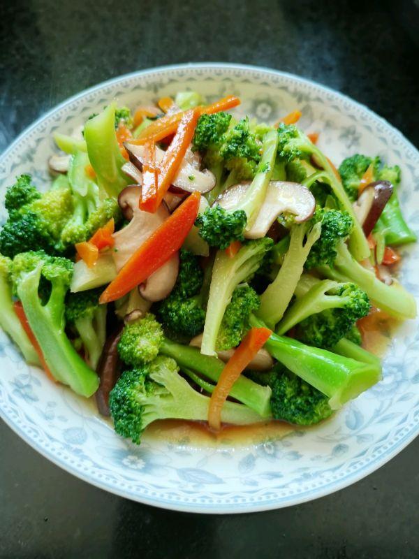 西兰花可以混合哪些菜炒，西兰花和什么搭配炒菜（家常美味清炒西兰花香菇胡萝卜）