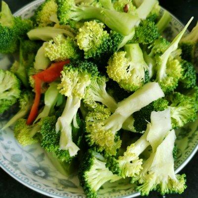 西兰花可以混合哪些菜炒，西兰花和什么搭配炒菜（家常美味清炒西兰花香菇胡萝卜）