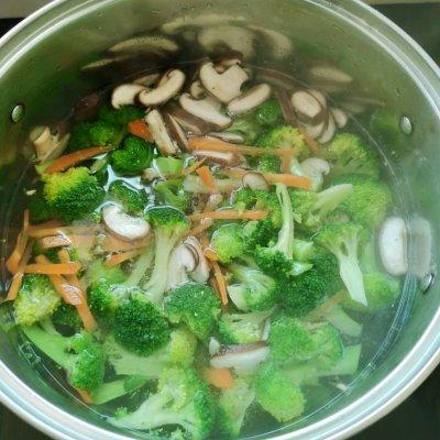 西兰花可以混合哪些菜炒，西兰花和什么搭配炒菜（家常美味清炒西兰花香菇胡萝卜）