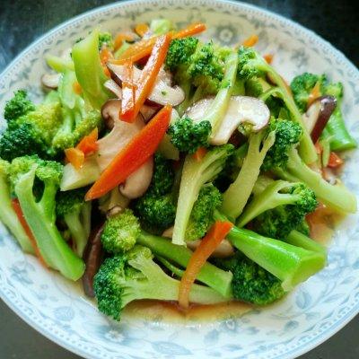 西兰花可以混合哪些菜炒，西兰花和什么搭配炒菜（家常美味清炒西兰花香菇胡萝卜）