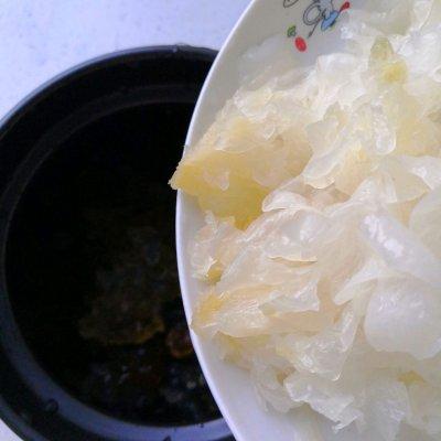 牛奶桃胶银耳羹的做法，牛奶桃胶银耳羹的做法视频窍门（#我的养生日常-远离秋燥#桃胶银耳羹）