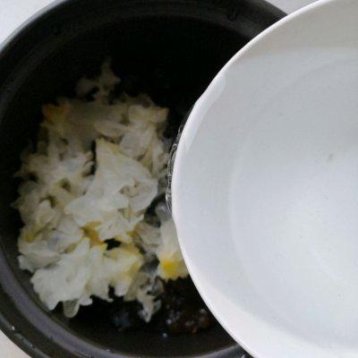 牛奶桃胶银耳羹的做法，牛奶桃胶银耳羹的做法视频窍门（#我的养生日常-远离秋燥#桃胶银耳羹）