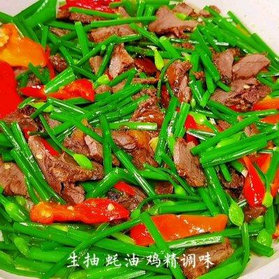 韭菜花炒牛肉的家常做法，#巨下饭的家常菜#韭菜花炒酱牛肉