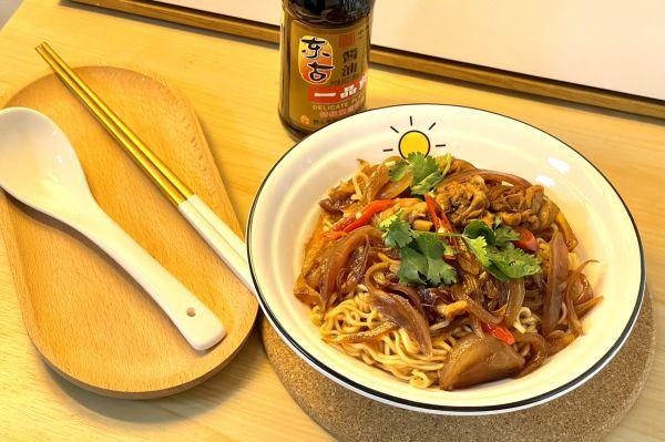 鸡肉面片怎么做好吃啊，怎样做鸡肉面好吃（#不容错过的鲜美滋味#洋葱鸡肉拌面）