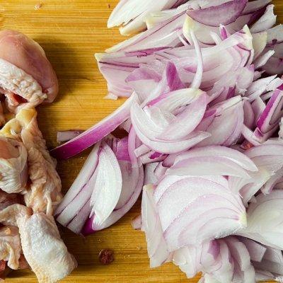 鸡肉面片怎么做好吃啊，怎样做鸡肉面好吃（#不容错过的鲜美滋味#洋葱鸡肉拌面）