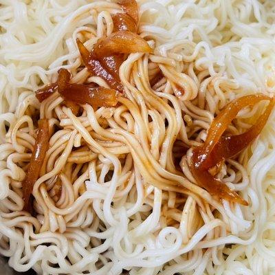 鸡肉面片怎么做好吃啊，怎样做鸡肉面好吃（#不容错过的鲜美滋味#洋葱鸡肉拌面）