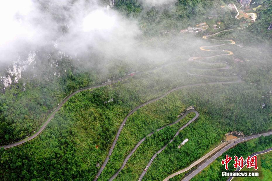 什么山峻岭，广西凤山：群山峻岭修天路（什么山峻岭千山一什么万古长什么）