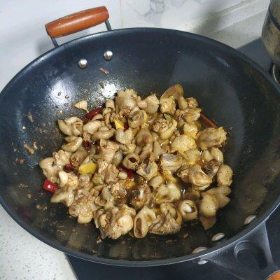 肥肠鸡的正宗做法，四川肥肠鸡正宗的做法（外婆做的肥肠鸡香味四溢）