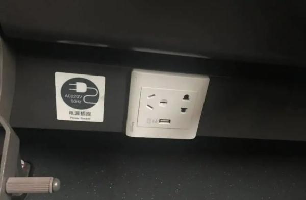 高鐵可以充電嗎,高鐵有沒有充電的地方嗎(坐高鐵手機沒電怎麼辦)