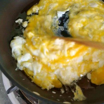 怎样做美味的韭菜鸡蛋蒸饺，鸡蛋韭菜蒸饺做法（厨娘教你一招巧做蒸饺）