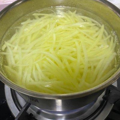 土豆丝的做法大全，土豆丝的做法大全图片（正宗焦香土豆丝饼做法）