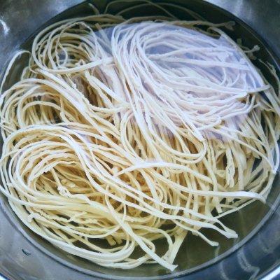 豆腐丝怎么凉拌，五香豆腐丝怎么凉拌（#我的养生日常-远离秋燥#凉拌香菜豆腐丝）