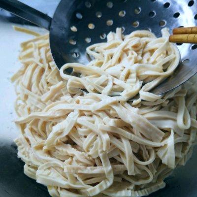 豆腐丝怎么凉拌，五香豆腐丝怎么凉拌（#我的养生日常-远离秋燥#凉拌香菜豆腐丝）