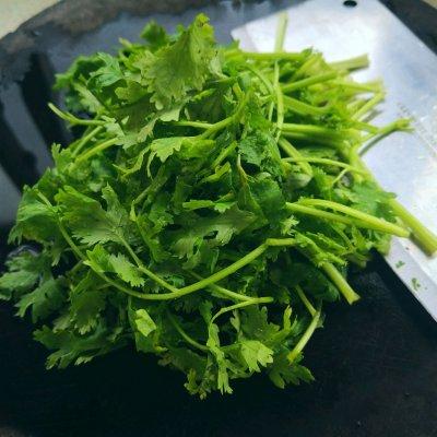 豆腐丝怎么凉拌，五香豆腐丝怎么凉拌（#我的养生日常-远离秋燥#凉拌香菜豆腐丝）